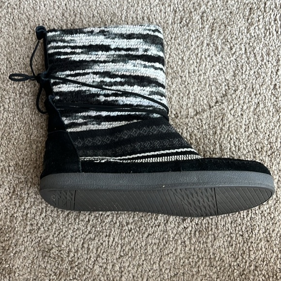 Toms Black and Gray Winter Boots - Picture 6 of 10
